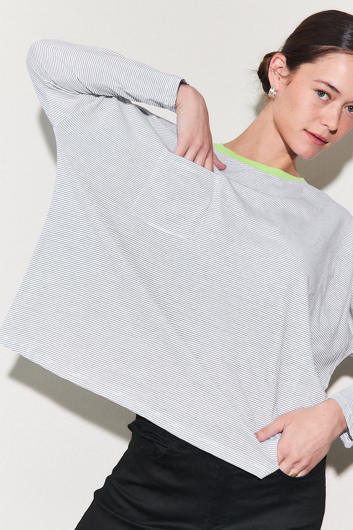 חולצת כיס משולבת פסים ניאון- אונליין אקסקלוסיב